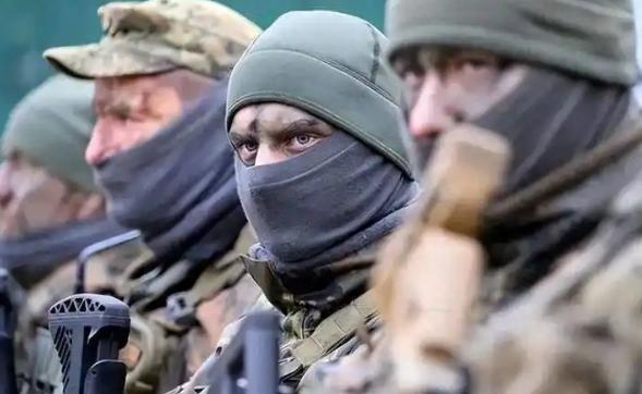 乌克兰恐怕真的没人可死了！俄军在顿涅茨克打扫战场，越扫越心惊：满地阵亡士兵，竟没