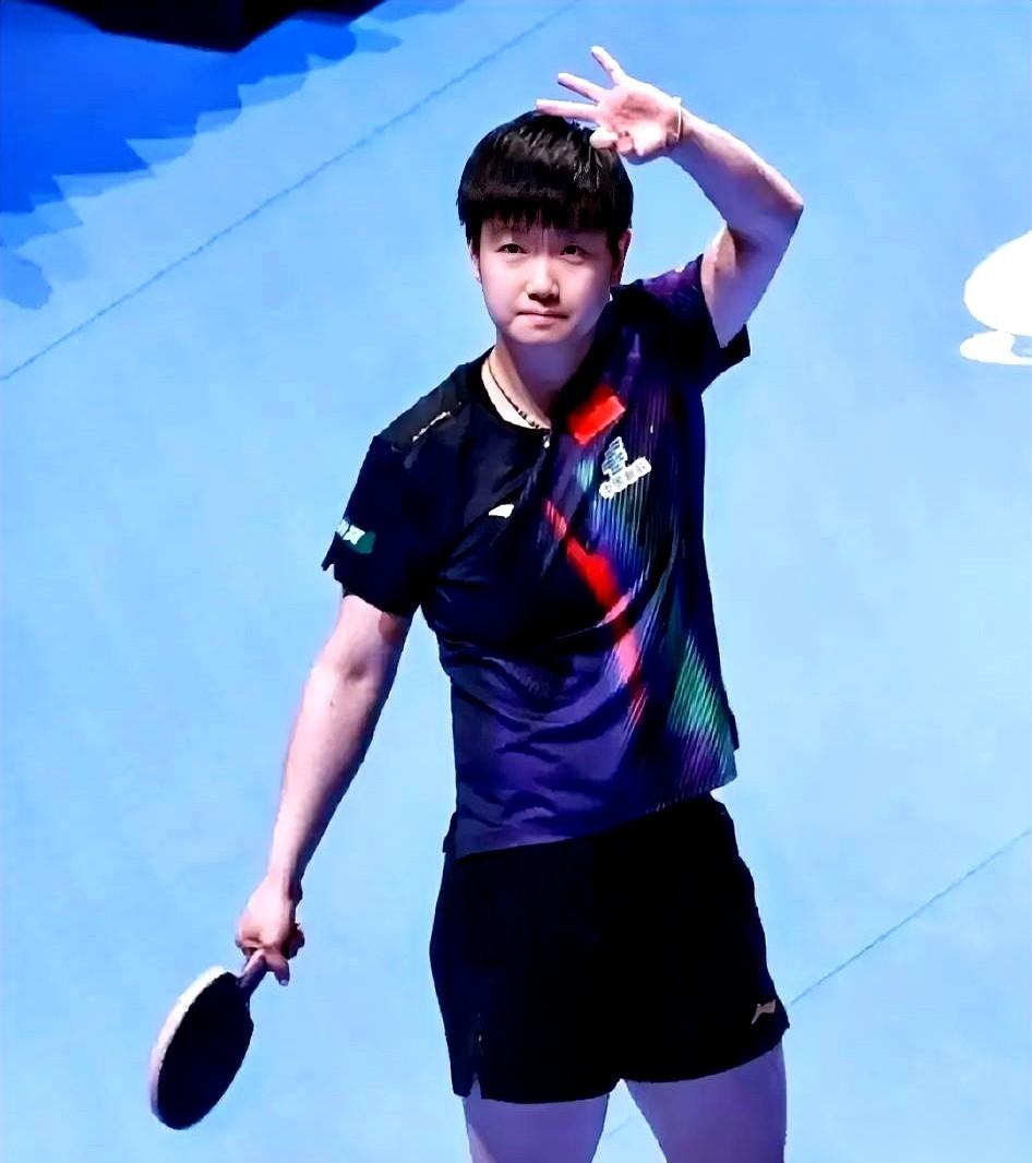 裁判哨音刚落，比分牌上那个刺眼的“4:1”炸开，孙颖莎没多看一眼，转身握拳，观众