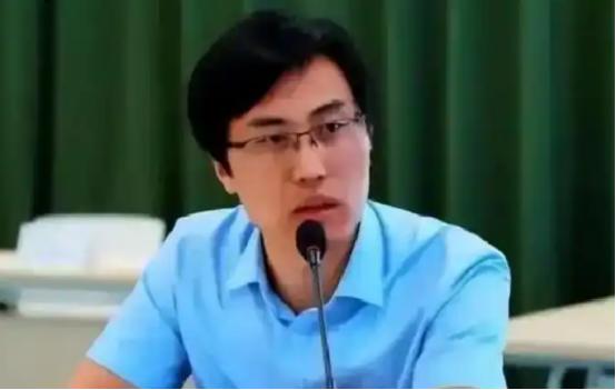 中国顶尖高校又有一名毕业生被网友质疑是“石平式人物”：一位清华大学毕业生据称向美