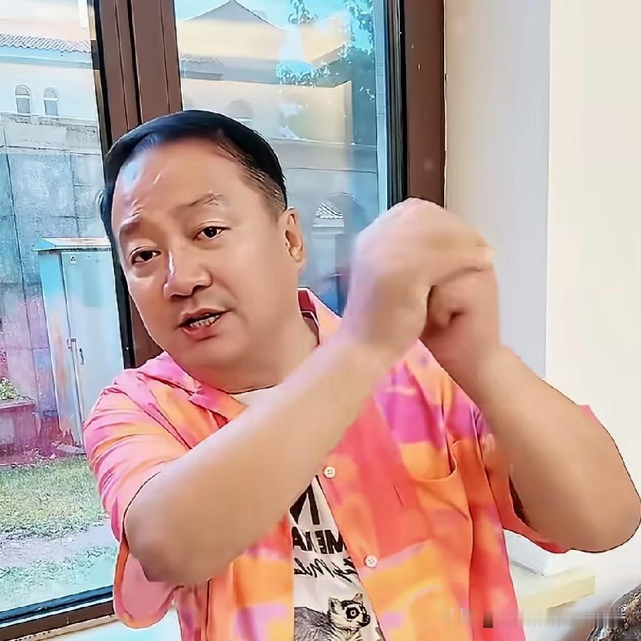 谢广坤曾在直播间说:“我离过两次婚，两个人分开了，也不是说对方不好，就是性格不合