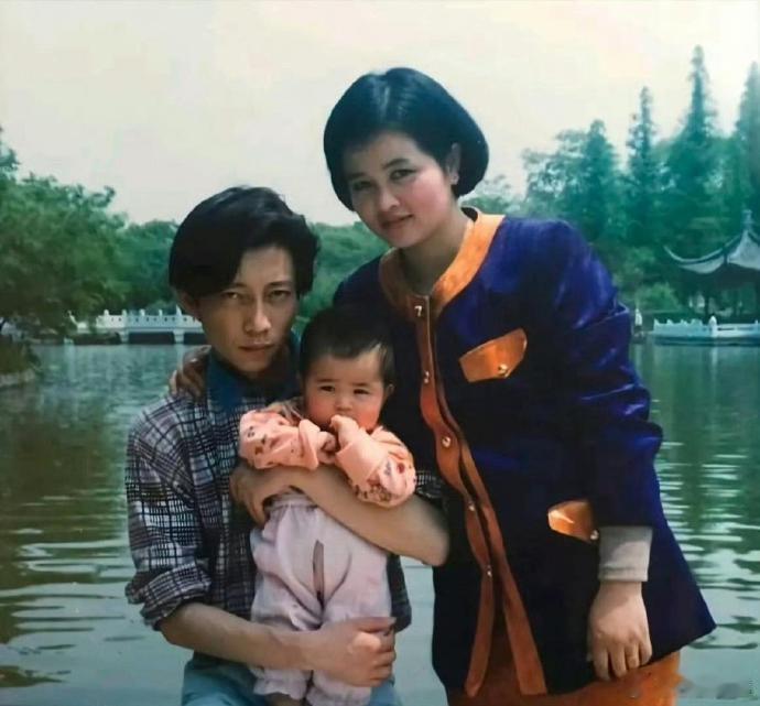别的不说，白鹿还挺会长的，遗传的都是她父母的优点，而且她爸爸的眉眼神似张朝阳…
