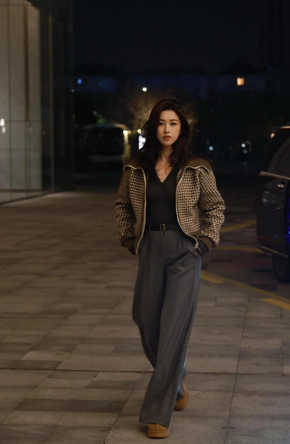 朱珠41岁带火老钱风穿搭，用“外套+阔腿裤”穿出高级松弛感，完美诠释“贵在无形，