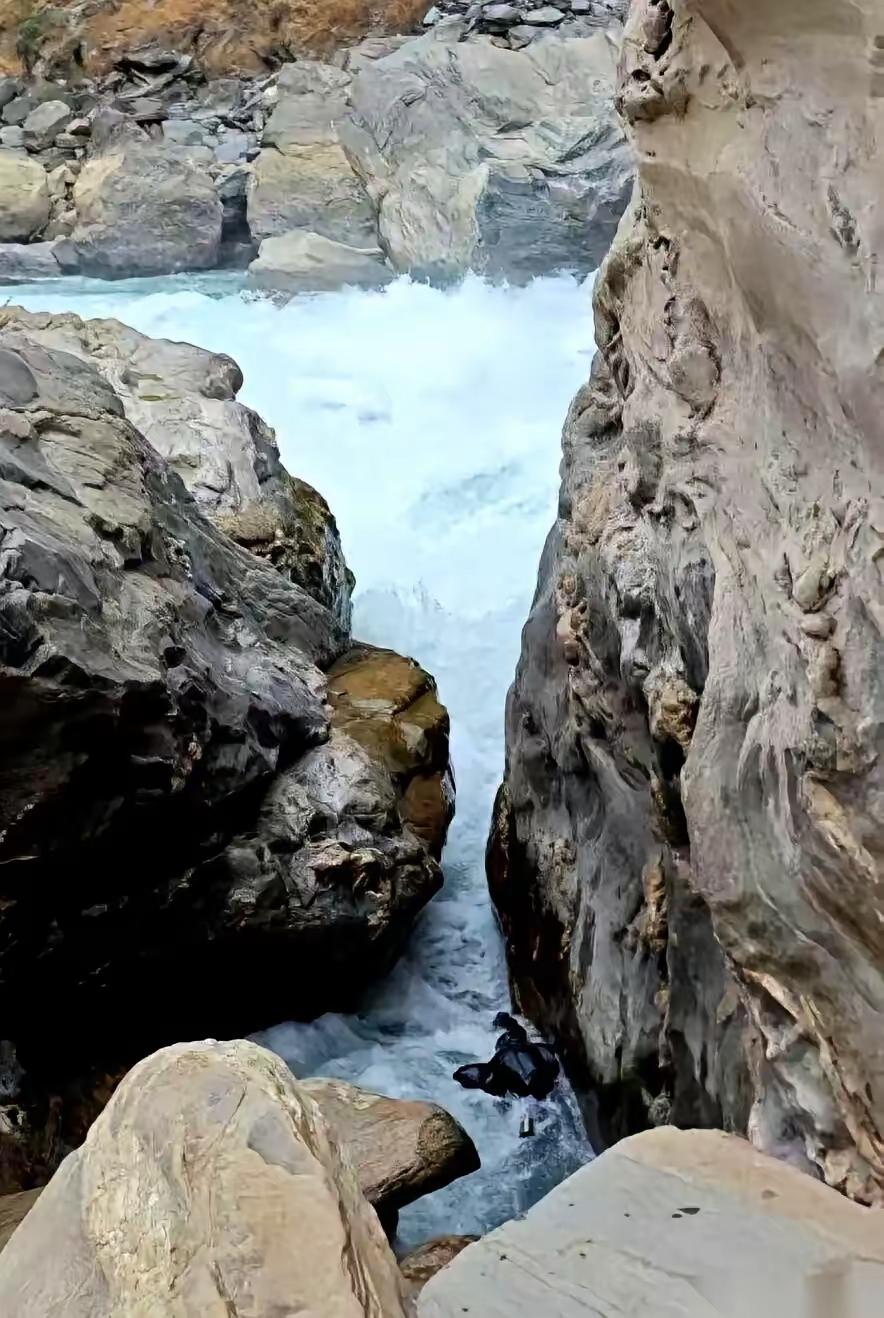 虎跳峡吞人，不是结局。真正的结局，是家属在岸边等了几天后，说出的那句：“不捞了。