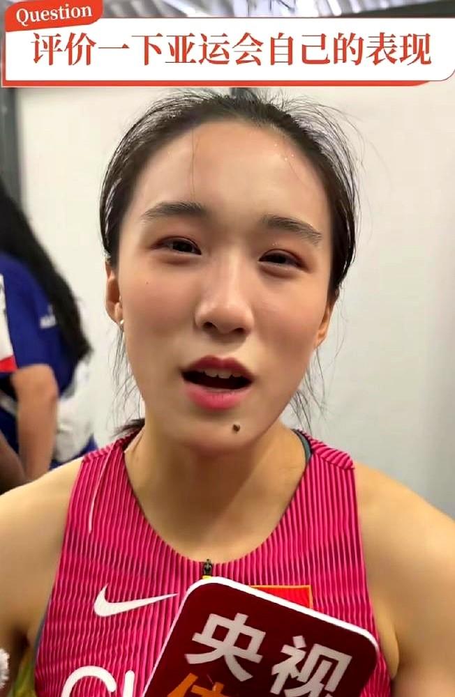17岁女孩，落后两个身位，对手还是个男的，这接力赛怎么赢？接力棒交到陈妤颉手