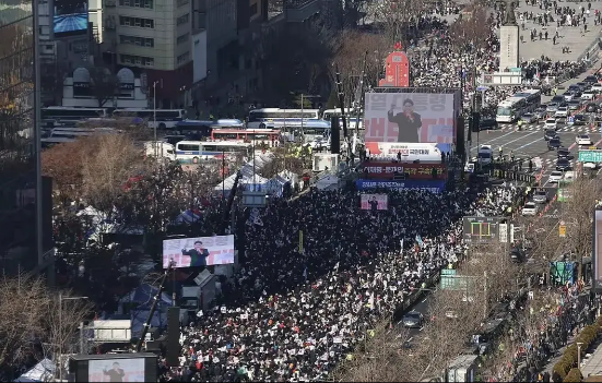 韩国爆发大规模游行，文在寅再次发声，六成民众支持罢免尹锡悦。现在宪法法院的庭