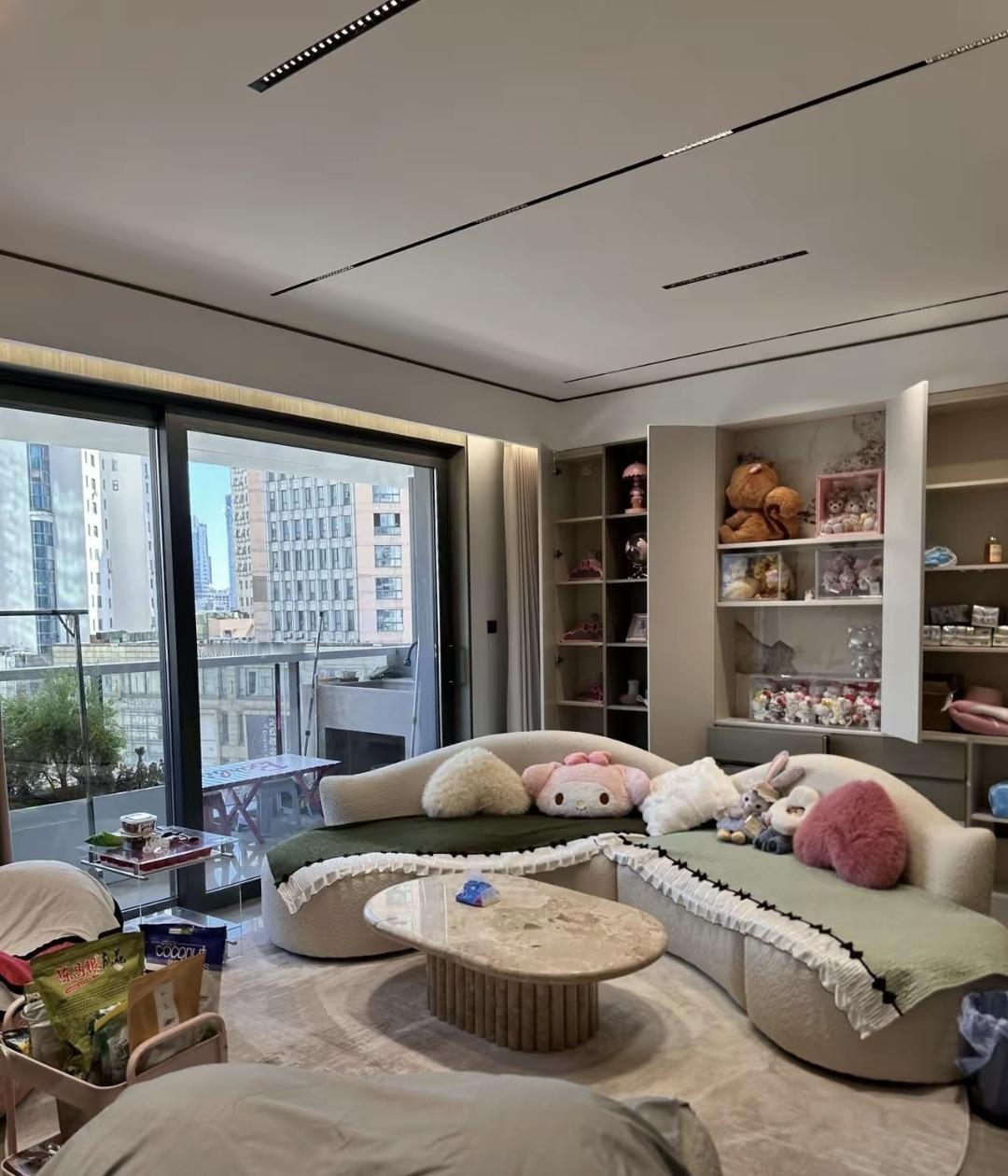 一个外地打工男租了离异女房东的房子，后来两人结婚。没过多久，妻子查出癌症，丈夫每