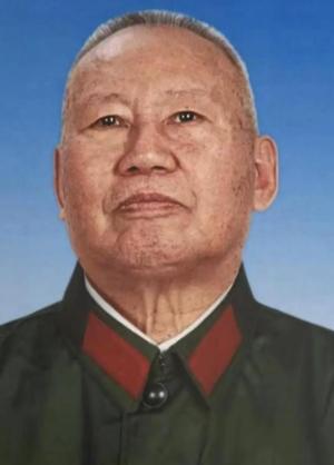 1980年秋天，成都420厂的工人们发现，新来的副厂长有点怪。别的领导新官上任都