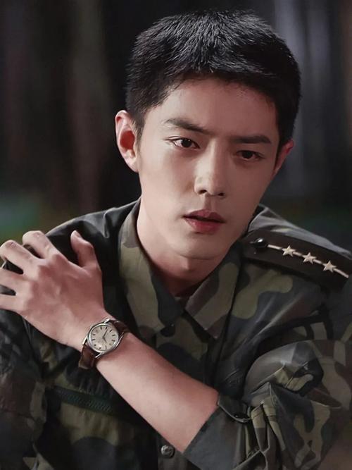 肖战身边的保镖身形如山，身高近两米，肩宽背厚、体格魁梧，一身黑衣更显沉稳霸气。他