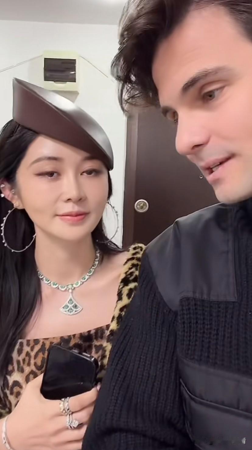 盈公主到罗马尼亚接孩子了，还配合阿迪给女儿办了罗马尼亚护照，阿迪妈妈做了鸡汤邀请