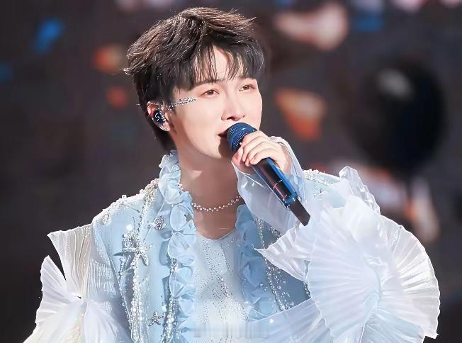 真是后怕，跟圈内的经纪人聊完才知道，周深那副嗓子根本不是寻常天赋，那些“如果中国