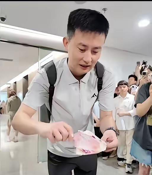 武亮现在最重要的事，就是想想怎么把张雪峰未尽的事业发扬光大，高考报志愿至少还能盛