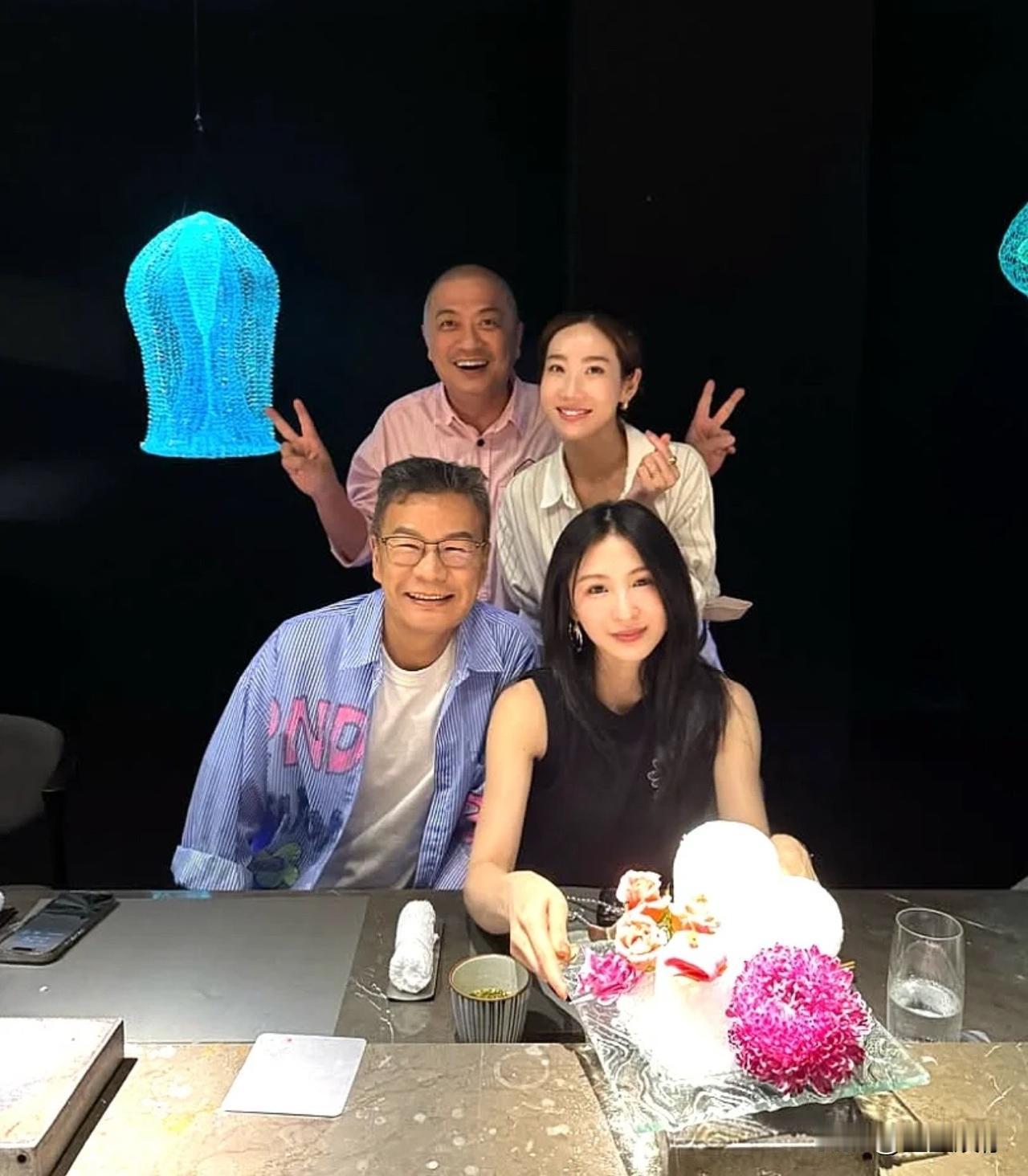 以前看康熙，芽芽刚嫁给沈玉琳的时候没觉得她有多漂亮，但她真是越上年纪越漂亮了。而
