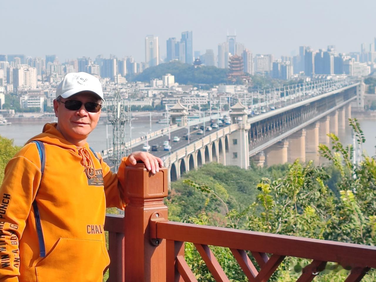 武汉必去的打卡点很多，但武汉市汉阳龟山公园也是著名的景点，也是游客必来此打卡的