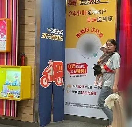 近日，浙江一位单亲妈妈带着3岁多的儿子送外卖途中遭遇车祸，妈妈浑身多处骨折，3岁