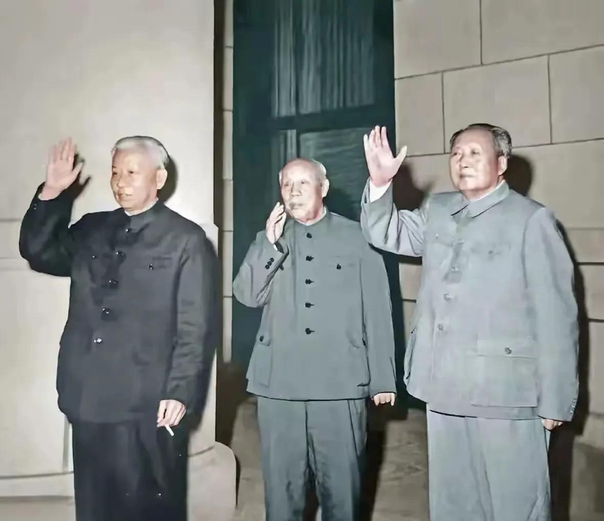 画面中，毛主席、董必武和刘少奇并肩而立，他们身姿挺拔，向着群众挥手致意。这一画面
