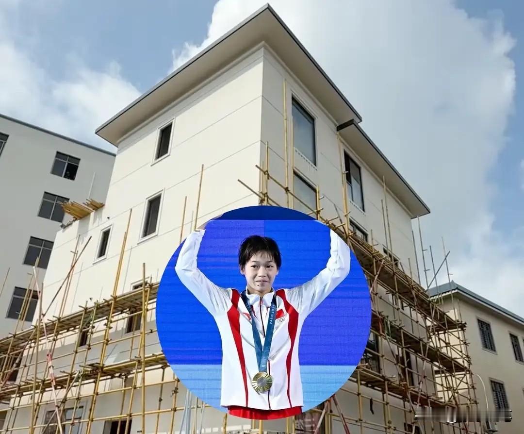 全红婵湛江老家的新房又有了新进展——四楼中央空调安装完毕，外墙脚手架也已拆去一半