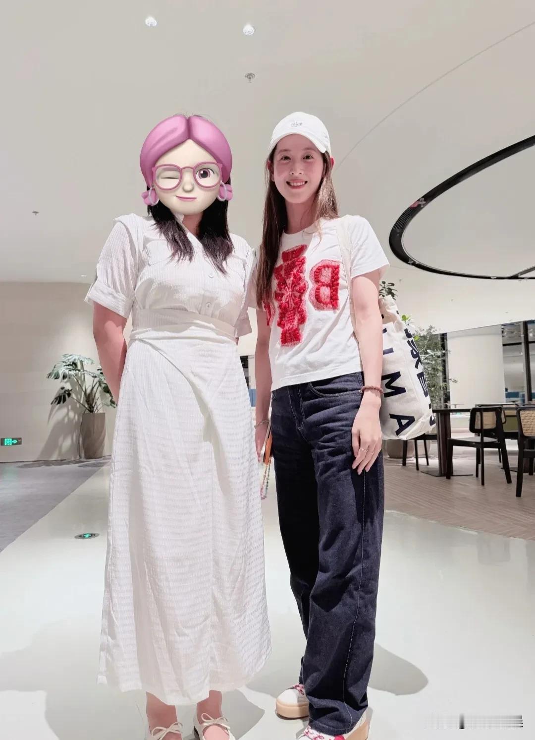 章泽天现身深圳K11咖啡店，穿搭低调，生图特别年轻，就像个女大学。她戴着棒球帽