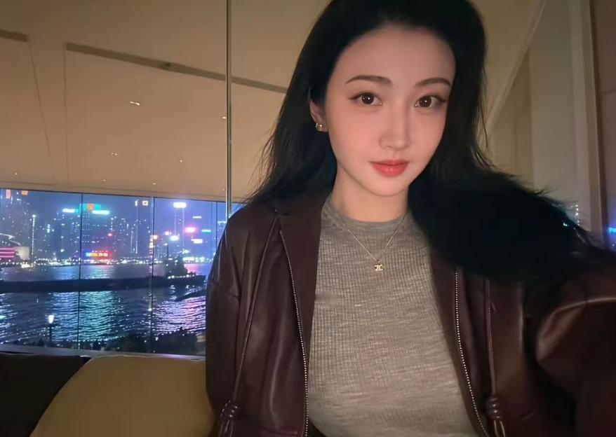跟孙宇晨相比，刘銮雄就是情圣。女明星喜欢刘銮雄是有原因的，第一人家大方，舍