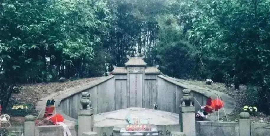 1977年，左宗棠的坟墓居然轰地一声就被炸毁了，远在新疆的王震听说之后勃然大怒，立刻联系了湖南省委，