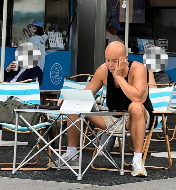 50岁乐嘉现身深圳海边度假，他穿着无袖上衣，露出一身小麦色皮肤，身材好壮硕，男性