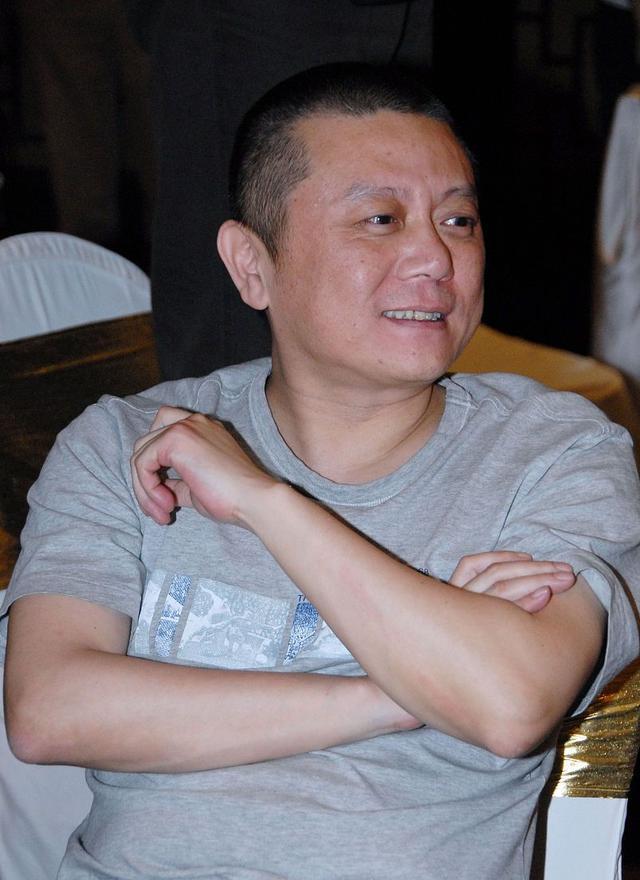 2005年的一天，王朔突然对着自家门口修自行车的人说: