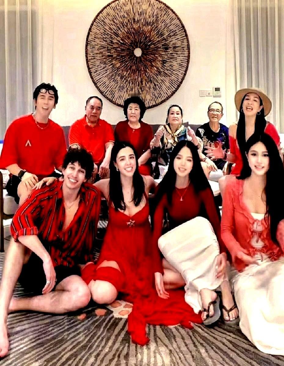 谁能想到，这张全家福里，最抢镜的不是穿红色低胸吊带的大女儿，而是56岁的钟丽缇。