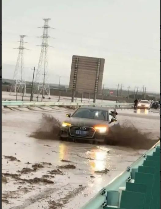 地球真的生病了？“晒出裂纹”的塔克拉玛干沙漠迎来暴雨，中国最干的地方竟然发洪水