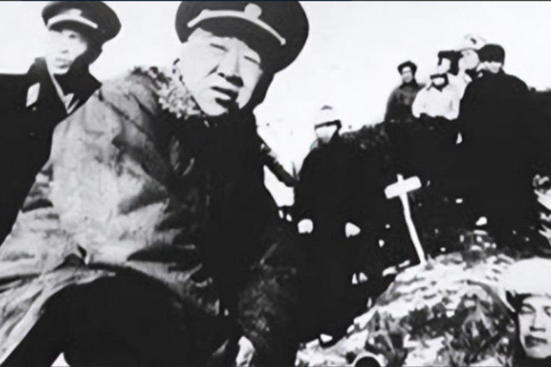 1946年，解放军为投诚的2000土匪设宴接风。席间，匪首脱下大衣，顺手挂到墙上