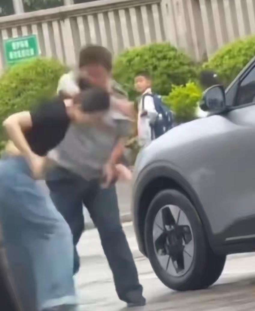 永远要牢记幸福者退让原则。热搜上保安掌掴女司机的事件令人警醒：女司机违规停车