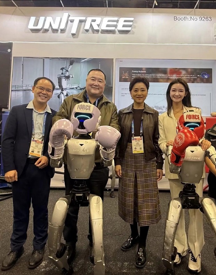 知名主持人杨澜，罕见携夫现身美国拉斯维加斯！身价超百亿的二婚老公吴征，两鬓斑白老