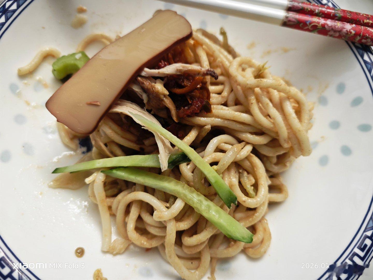 北京的一种凉面，但也可能是那个什么很招牌的面，名字想不起来了。