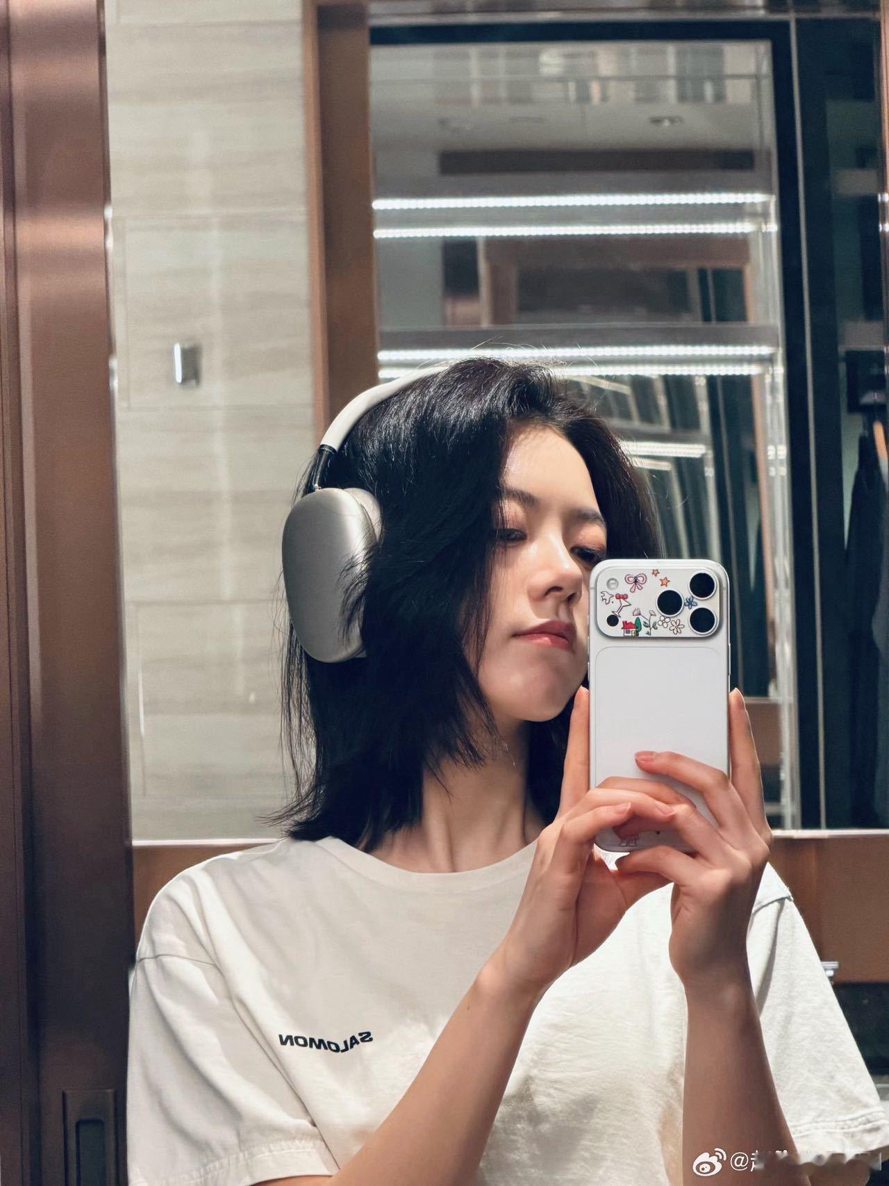 赵今麦整了个时兴的发型谁懂啊！赵今麦这款及肩碎发也太适合春天了，干净利落，少年