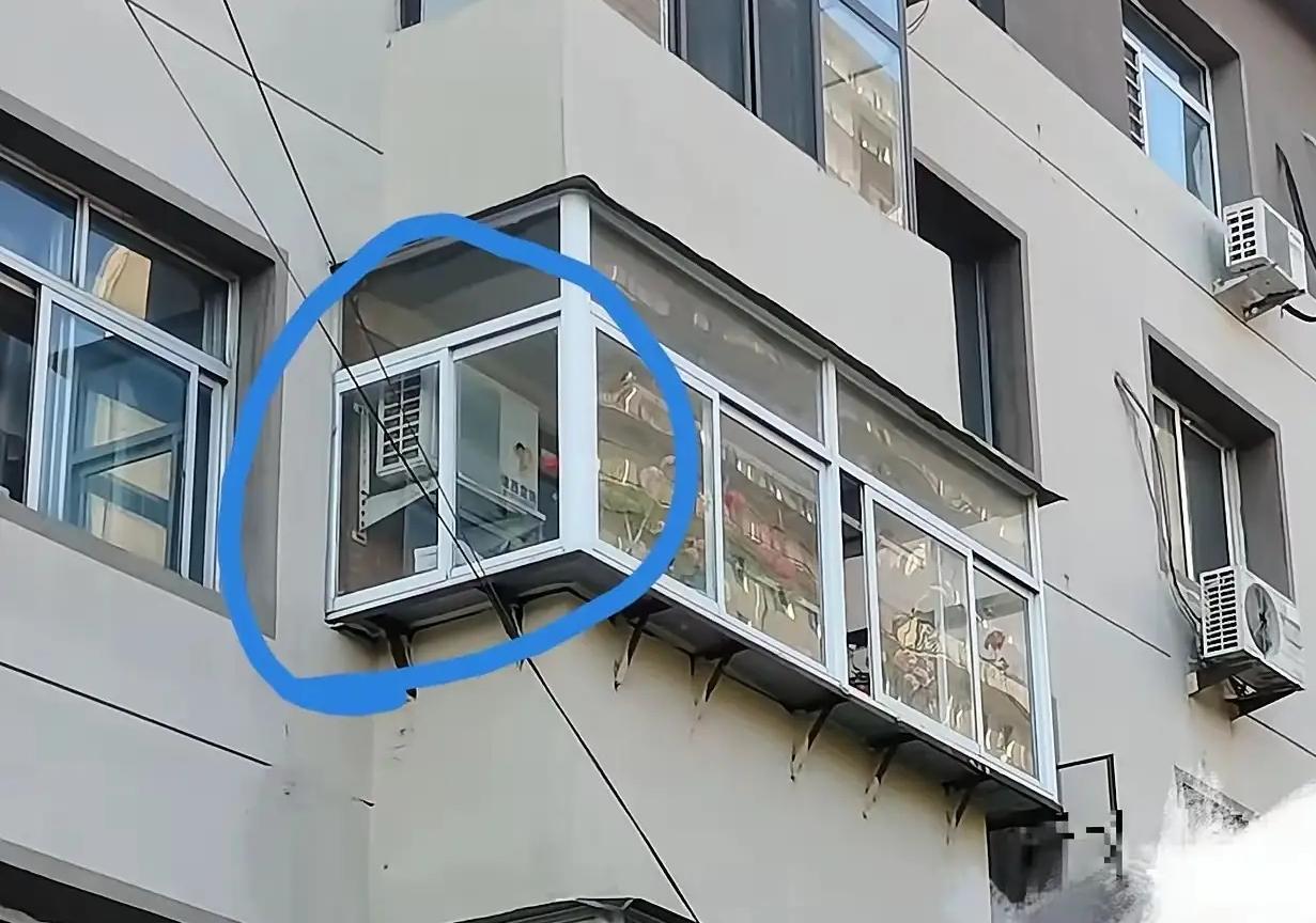 我回到家发现，父母家的农村自建房很多也是把空调室外机放在阳台。起初，我十分不解，