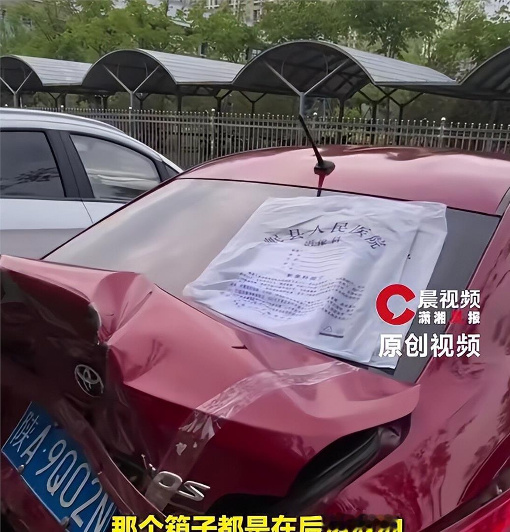那辆红色丰田出现在甘南的时候，估计谁也没想到它会靠一卷胶带出圈。车主是个陕