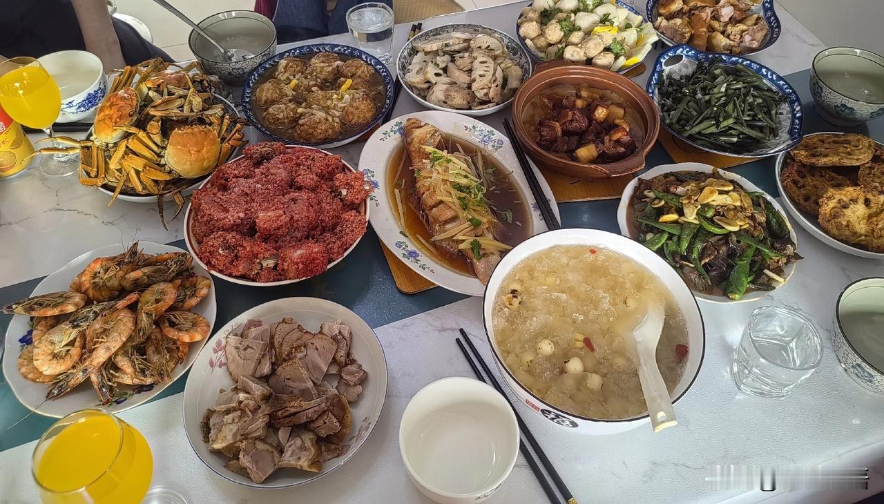 今天是年三十，老妈和弟弟一家都在我们家一起吃的年夜饭。今年的年夜饭和往年一样