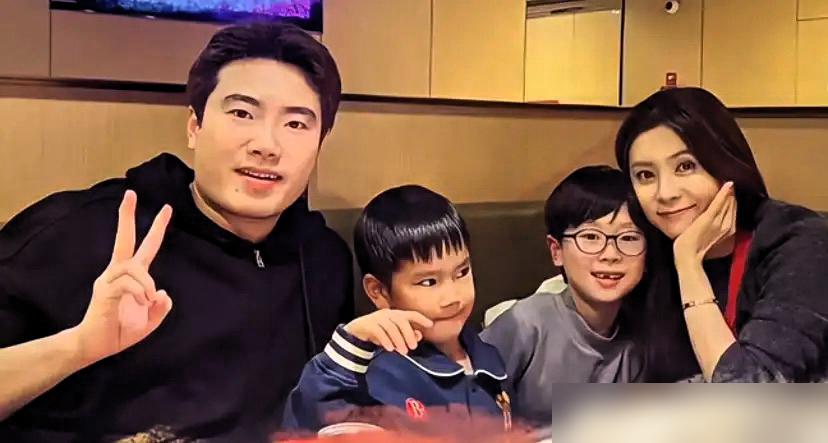 三年抱俩，你以为是嫁入豪门？错了，是嫁给国乒冠军，直接把女演员奚美丽的事业给“抱