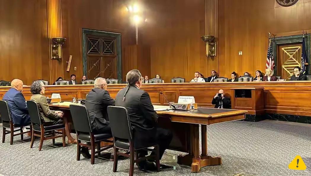 美国政坛彻底炸锅啦！特朗普的关税闹剧正演到高潮，最高法院却突然集体“拆台”。您能