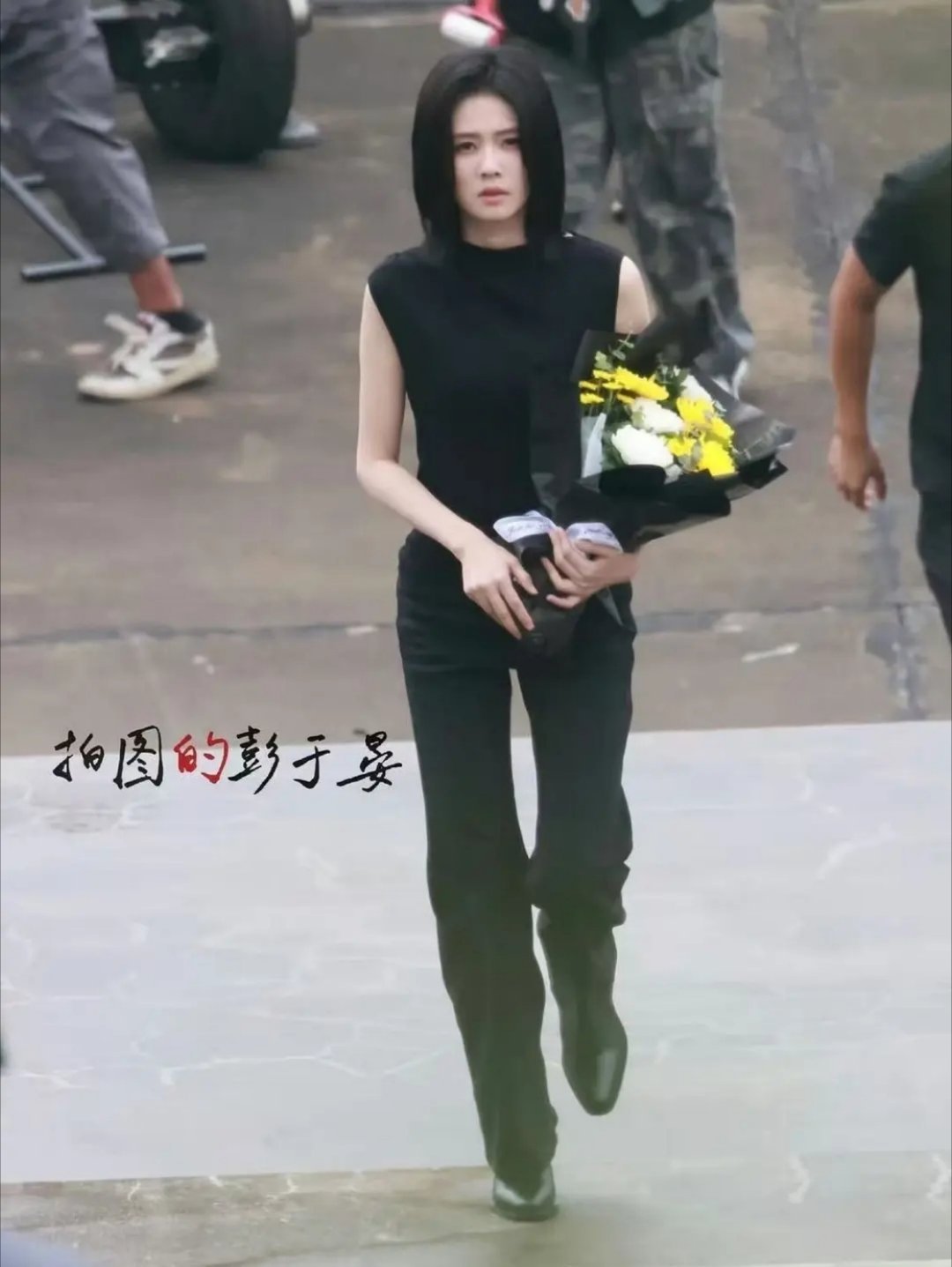 白鹿完全妈妈白鹿不愧是顶级骨相啊，短发竟然这么美放眼望去，内鱼还有哪个女明星能