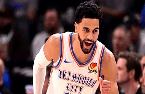 又倒一个！雷霆刚打出来的尖兵，瘸着腿下场了。你没看错，当家球星亚历山大狂砍