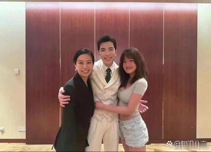 贾静雯女儿梧桐妹让萧敬腾好为难，已经抱的那么紧了，这手可不敢再放上