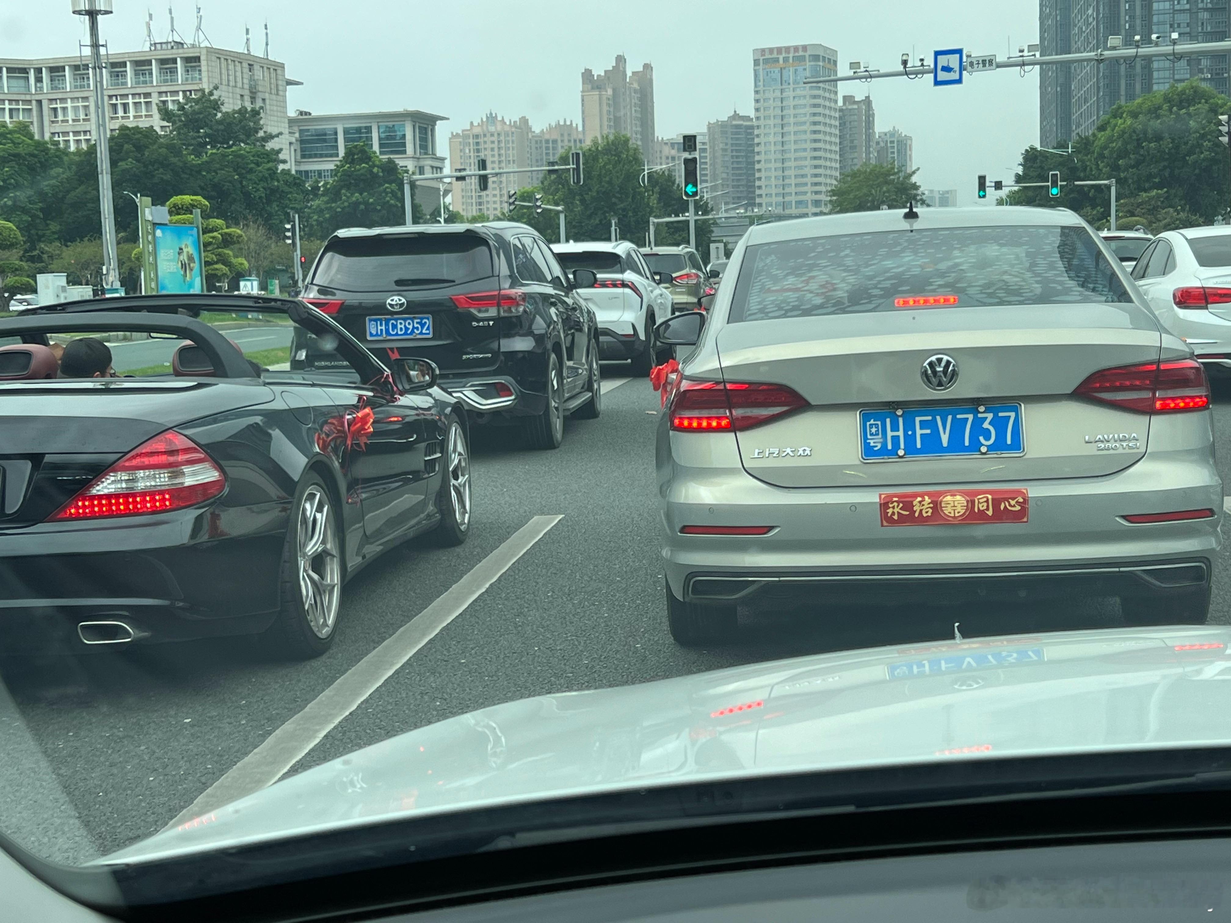 今天真的好日子，一路上遇到很多花车​​​