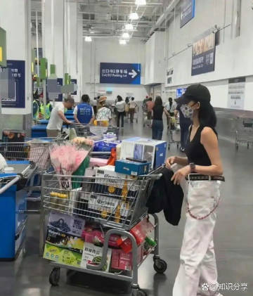 身家上亿的蔡少芬，在珠海山姆被人群堵住，车上塞满3车东西，把路人都看愣了。