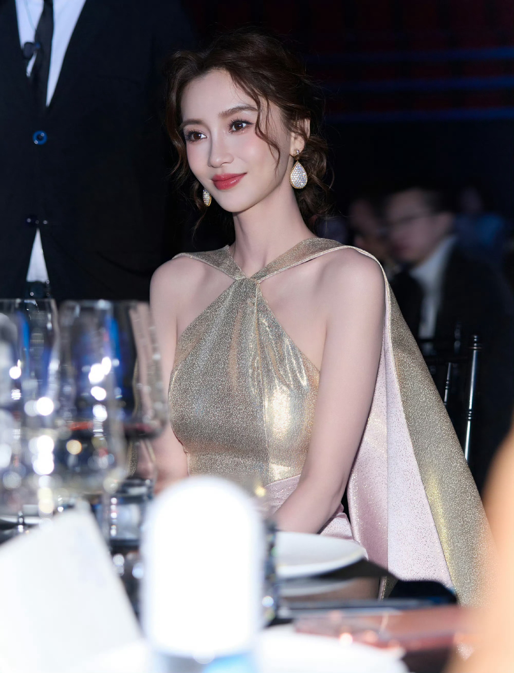 Angelababy带小海绵逛街Angelababy金色礼服