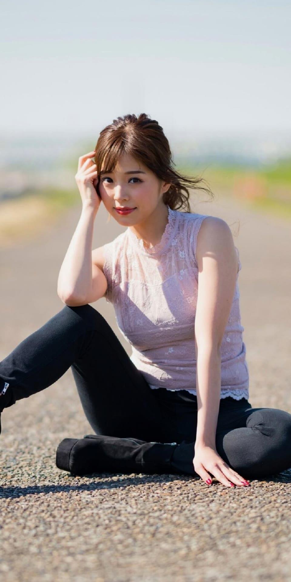 阳光下的甜美少女，微风轻拂发梢，温柔动人。日系氛围感写真分享如何展现少女的温