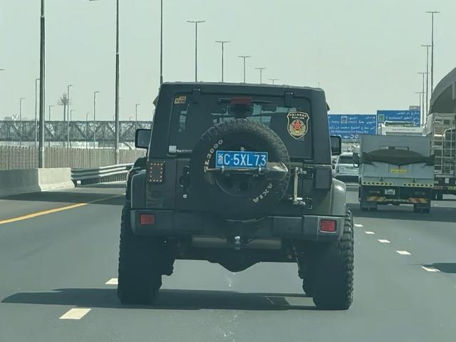 中国男子自驾浙C车50天抵迪拜，女子偶遇直呼惊讶近日，在阿联酋迪拜生活近十