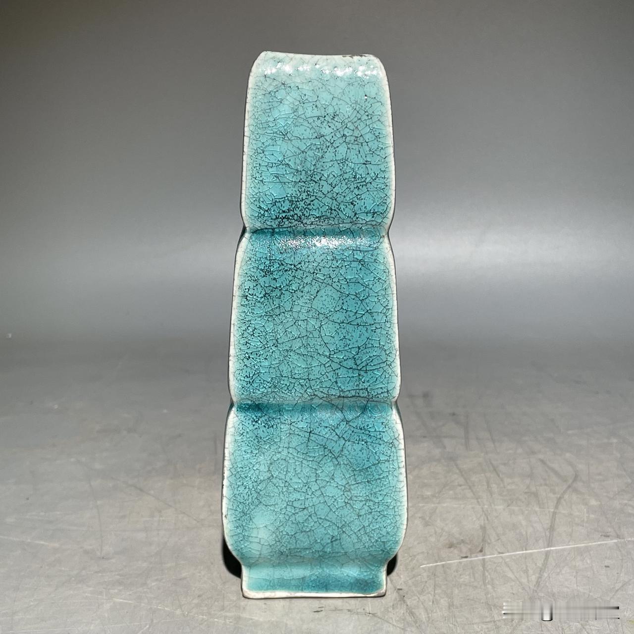 千年柴窑遗珍！传世松石绿三节四方瓶品鉴藏友们好，今日给大家分享《柴窑名窑图鉴