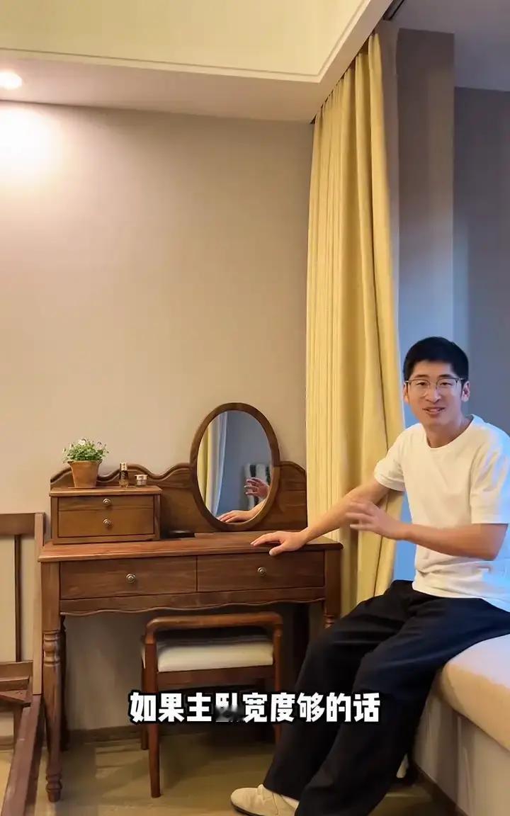 别在卫生间站着化妆了。小卧室塞下梳妆台的狠招，2023年已经更新。最新人体