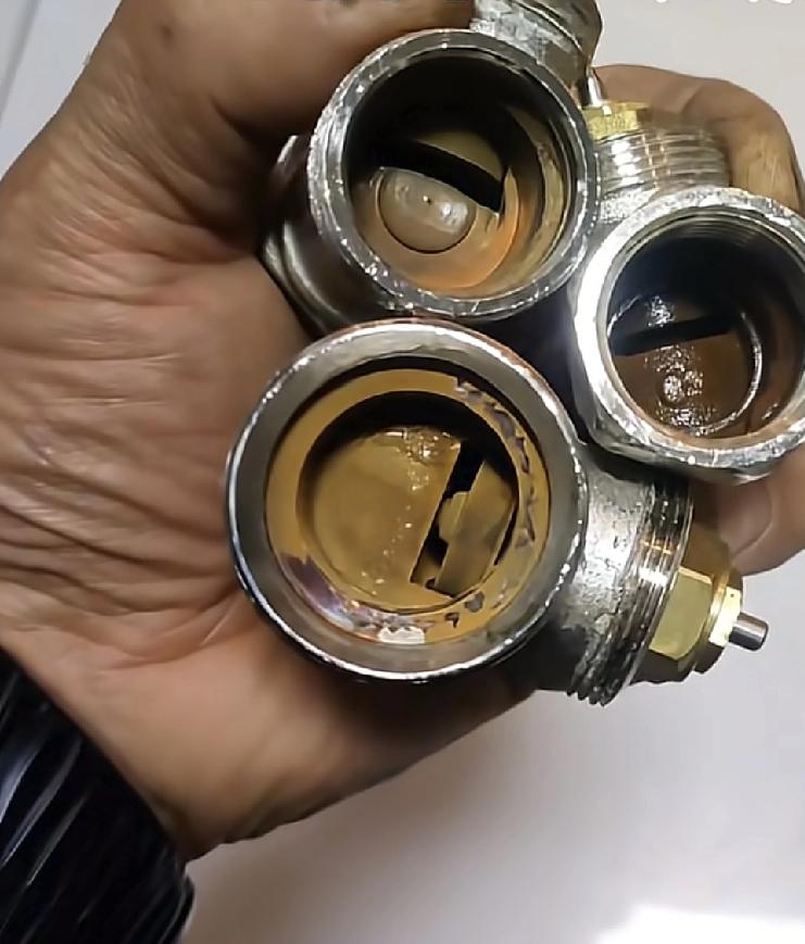 这是一位西安的朋友发布的一条消息，最近天气降温，家里的暖气也不热，于是这位西安的