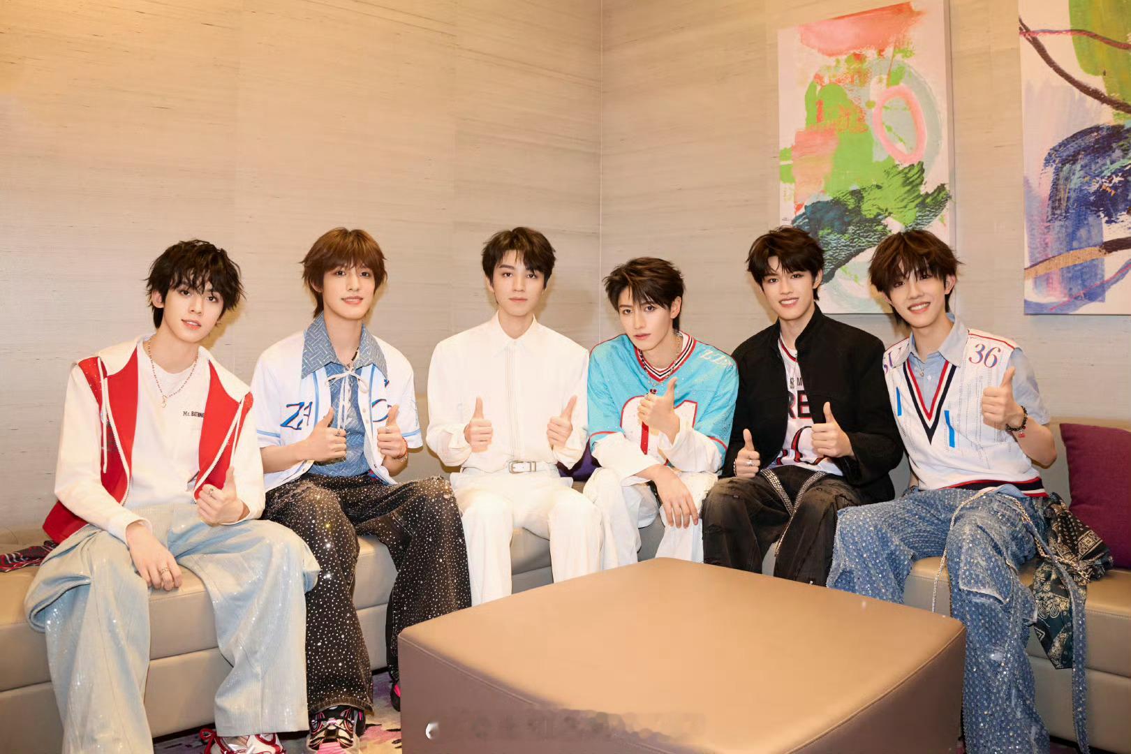 感觉王俊凯可以融入看起来没有年龄差王俊凯登陆少年后台合照王俊凯登陆少年合影