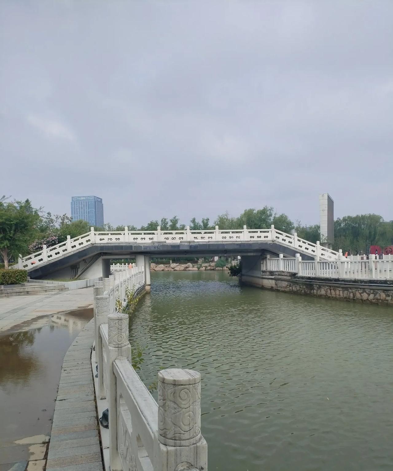 昨天，女儿给我打来电话。她说道：“爸爸，您有高血压，降压药得天天吃啊。另外，还得